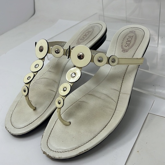 Tod’s Sz 38 Cream Leather and Patent Leather T Strap Slip On Sandals - Picture 4 of 9